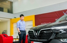 Chủ tịch Rolls-Royce Motor Cars Hanoi 'khoái chí' sau khi nhận xe VinFast