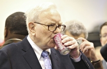Warren Buffett làm việc tại nhà, họp đại hội cổ đông online và uống nhiều Coca hơn vì Covid-19