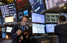 Dow Jones giảm 1.300 điểm, S&P 500 mất 5% trong lần thứ tư tạm ngừng giao dịch