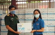 Hàng ngàn chai nước tinh khiết TH true WATER trao tặng tới lực lượng tuyến đầu chống dịch COVID-19