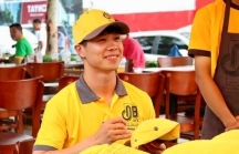 Công Phượng cùng Đông Triều khai trương nhà hàng 'Bánh tráng thịt heo ĐT5' từ thu nhập đá bóng