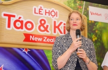 Đại sứ New Zealand thưởng thức táo và kiwi của đất nước mình ngay tại VinMart
