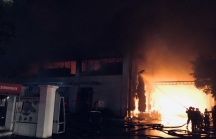 Đám cháy thiêu rụi khoảng 3.000 m2 kho hàng của Công ty SUNHOUSE tại TP.HCM