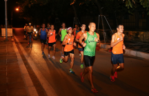 Chạy theo cung đường VPBank Hanoi Marathon ASEAN, thấy một Hà Nội lãng mạn đêm Thu