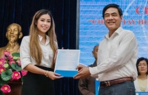 Con gái doanh nhân Johnathan Hạnh Nguyễn trao 3,3 tỷ cho miền Trung và gia đình 13 liệt sĩ Rào Trăng 3