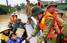 Phó Thủ tướng Trịnh Đình Dũng thị sát, trao quà cứu trợ cho người dân ở tâm lũ Hà Tĩnh