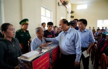 Thủ tướng thị sát, thăm người dân vùng bão lũ Quảng Nam, Quảng Ngãi