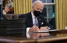Tổng thống Joe Biden ký hàng loạt văn bản đảo ngược chính sách của ông Trump
