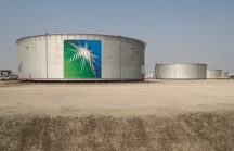 Cảng dầu lớn của Ả Rập Xê-út bị tấn công, giá dầu tăng vọt lên hơn 70 USD/thùng