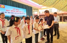 Tạp chí Nhà đầu tư cùng Tân Hiệp Phát trao hơn 100 suất học bổng cho học sinh nghèo vượt khó ở Sơn La