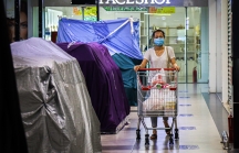 [Ảnh] Trung tâm thương mại ở Hà Nội đóng cửa, phủ bạt một loạt gian hàng