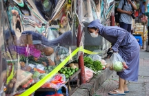 [Ảnh] Muôn kiểu thích nghi với dịch tại các chợ dân sinh ở Hà Nội