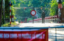 [Ảnh] Cận cảnh tường rào thép bịt kín lối vào vùng đỏ ở Hà Nội