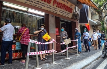 [Ảnh] Tiệm bánh Trung thu nổi tiếng Hà Nội trong vùng đỏ vẫn tấp nập khách