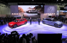 Hình ảnh 'bộ đôi' ô tô điện của VinFast ra mắt tại triển lãm ô tô Los Angeles