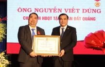 Chủ tịch Tập đoàn Đất Quảng đón nhận Huân chương Lao động hạng Ba