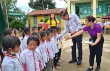 Tạp chí Nhà đầu tư trao 200 suất học bổng, bình nóng lạnh cho học sinh nghèo ở Điện Biên