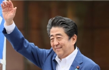 Cố Thủ tướng Nhật Bản Shinzo Abe: 'Hãy mua Abenomics của tôi!'