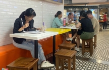 Nhiều người trẻ quen với việc ăn tối một mình