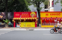 Cảnh trái ngược giữa tiệm bánh trung thu cổ truyền và hiện đại ở Hà Nội