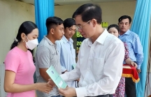 Phó Tổng Giám đốc Đào Việt Ánh trao tặng sổ BHXH, thẻ BHYT cho người dân Trà Vinh, Sóc Trăng