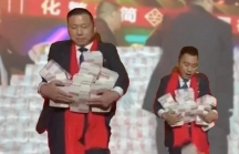 Công ty Trung Quốc chất 'núi tiền' cao 2 mét thưởng tết nhân viên