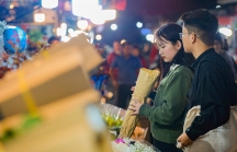 Giới trẻ Hà Nội đổ xô mua hoa đêm trước ngày Valentine