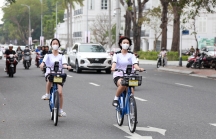 Du khách đến Đà Nẵng hào hứng trải nghiệm xe đạp công cộng