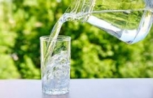 Nắng nóng oi bức, mỗi ngày nên uống bao nhiêu nước?
