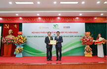 Doanh nhân Đỗ Quang Hiển nhận kỷ niệm chương vì sự nghiệp phát triển Đại học Quốc gia Hà Nội
