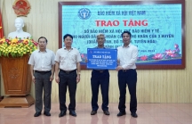 Trao tặng sổ BHXH, thẻ BHYT cho người dân có hoàn cảnh khó khăn tại tỉnh Quảng Bình