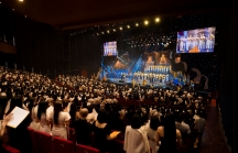 Dàn hợp xướng hơn 3.500 người trong PVcomBank Concert 'Hành trình vàng son'
