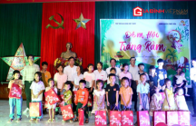 Gia đình Việt Nam đem Trung thu đầu tiên đến làng vạn Chài