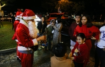 Trời ngớt mưa, người dân Đà Nẵng đổ ra đường đón Noel sớm