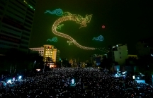 Hàng nghìn người xem drone trình diễn trên trời Hà Nội đêm 30 Tết