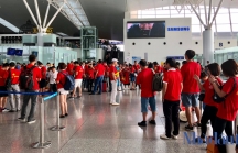 Trước trận U23 Việt Nam-Syria: Cổ động viên Việt Nam ùn ùn sang Indonesia, đỏ rực sân bay Nội Bài