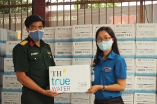 Hàng ngàn chai nước tinh khiết TH true WATER trao tặng tới lực lượng tuyến đầu chống dịch COVID-19