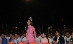 Hoa hậu Trần Tiểu Vy tặng quà trung thu tại quê nhà Quảng Nam