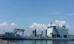 Tàu Hải quân Hoàng gia Canada treo cờ rủ Việt Nam khi cập cảng Tiên Sa