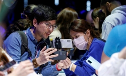 Samsung hưởng lợi nhờ sản xuất ở Việt Nam, còn Apple lãnh đủ ở Trung Quốc