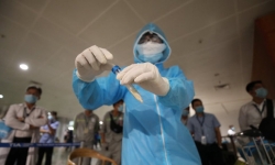 ‘Thần tốc’ lấy mẫu xét nghiệm 1.000 nhân viên sân bay Tân Sơn Nhất trong đêm