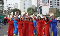 Hơn 6.000 phụ nữ mặc áo dài diễu hành trên đường phố Nha Trang