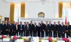 Thủ tướng dùng hình ảnh đôi giày minh họa lợi nhuận của nhà đầu tư Mỹ tại Việt Nam