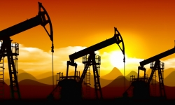Giá dầu tăng do OPEC gia hạn cắt giảm sản lượng đến cuối năm