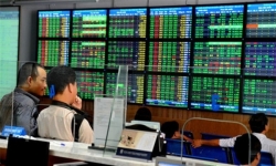 ‘Ngỡ ngàng’ Vietcombank, VN-Index tăng điểm mạnh vào cuối phiên