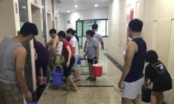Hà Nội: Cư dân HUD 3 Linh Đàm thiếu nước, xếp hàng xách từng giọt