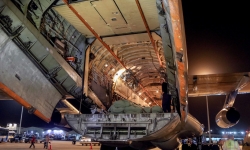 Máy bay vận tải Nga chở thịt hộp, sữa cứu trợ hạ cánh ở Cam Ranh
