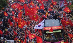 Biển cờ hoa chào đón những người hùng  U23 Việt Nam trở về nhà