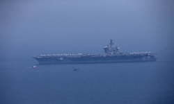 Tàu sân bay USS Carl Vinson đang vào cảng Tiên Sa