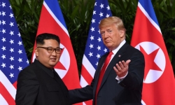 Ông Trump cảm động, vỗ nhẹ vào lưng và chạm vào khuỷu tay ông Kim Jong Un
